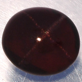 Grenat étoilé noir naturelle coupe ovale, 3,81 ct, translucide