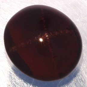 Grenat étoilé noir naturelle coupe ovale, 3,81 ct, translucide