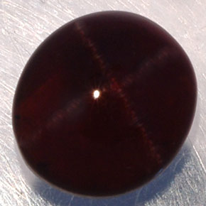 Grenat étoilé noir naturelle coupe ovale, 3,81 ct, translucide