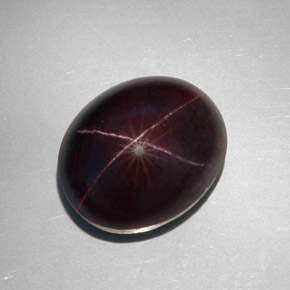 Grenat étoilé noir naturelle coupe ovale, 34,12 ct, opaque