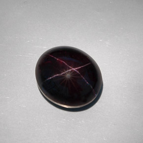 Grenat étoilé noir naturelle coupe ovale, 32,55 ct, opaque