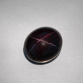Grenat étoilé noir naturelle coupe ovale, 32,55 ct, opaque