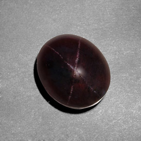Grenat étoilé rouge naturelle coupe ovale, 9,49 ct, opaque