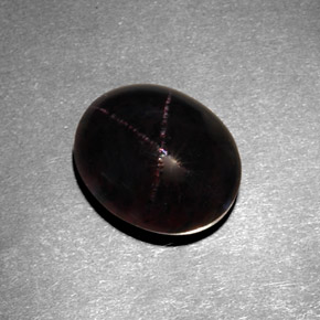 Grenat étoilé noir naturelle coupe ovale, 7,21 ct, opaque