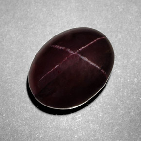 Grenat étoilé rouge naturelle coupe ovale, 9,76 ct, opaque