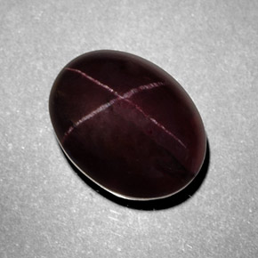 Grenat étoilé rouge naturelle coupe ovale, 9,76 ct, opaque