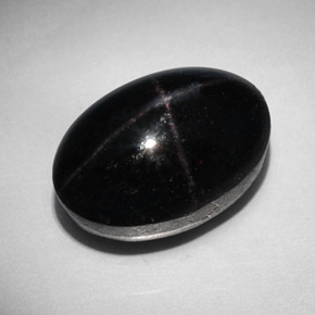 Grenat étoilé noir naturelle coupe ovale, 31,96 ct, opaque