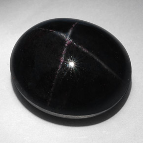 Grenat étoilé noir naturelle coupe ovale, 52,94 ct, opaque