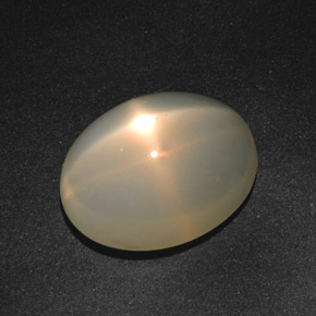 Pierre de lune étoilée crème naturelle coupe ovale, 18,57 ct, translucide