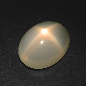 Pierre de lune étoilée crème naturelle coupe ovale, 18,57 ct, translucide