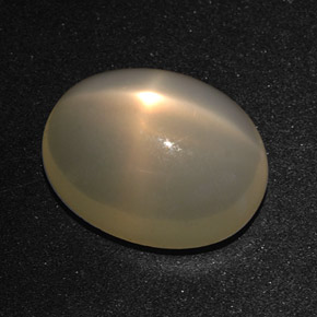 Pierre de lune étoilée crème naturelle coupe ovale, 10,01 ct, translucide