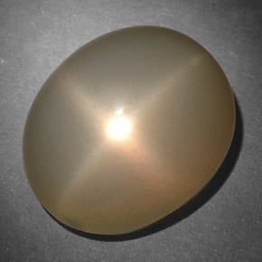 Pierre de lune étoilée crème naturelle coupe ovale, 26,57 ct, translucide