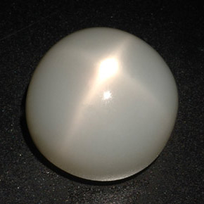 Pierre de lune étoilée crème naturelle coupe roude, 21,45 ct, translucide