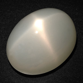 Pierre de lune étoilée crème naturelle coupe ovale, 27,18 ct, translucide