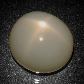 Pierre de lune étoilée crème naturelle coupe ovale, 31,27 ct, translucide