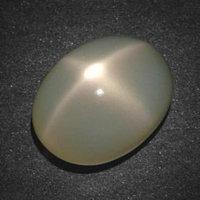 Pierre de lune étoilée crème naturelle coupe ovale, 18,90 ct, translucide