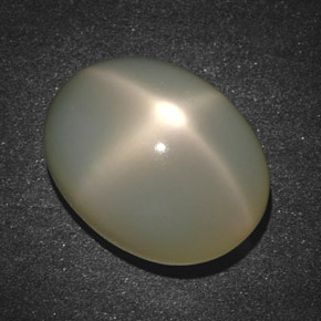 Pierre de lune étoilée crème naturelle coupe ovale, 18,90 ct, translucide