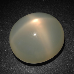 Pierre de lune étoilée crème naturelle coupe ovale, 22,83 ct, translucide