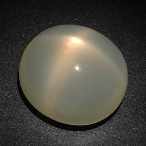 Pierre de lune étoilée crème naturelle coupe ovale, 22,83 ct, translucide