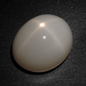 Pierre de lune étoilée crème naturelle coupe ovale, 22,77 ct, translucide