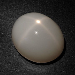 Pierre de lune étoilée crème naturelle coupe ovale, 22,77 ct, translucide