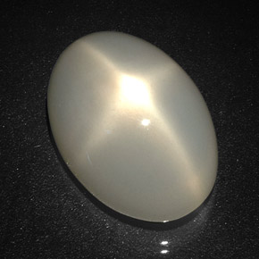 Pierre de lune étoilée crème naturelle coupe ovale, 17,53 ct, translucide