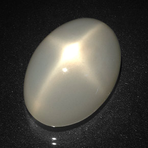 Pierre de lune étoilée crème naturelle coupe ovale, 17,53 ct, translucide