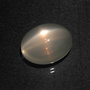 Pierre de lune étoilée crème naturelle coupe ovale, 7,22 ct, translucide