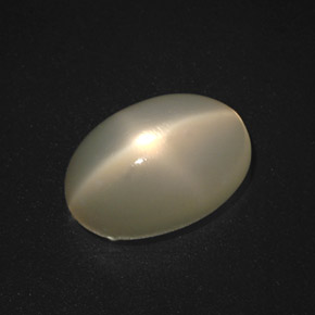 Pierre de lune étoilée crème naturelle coupe ovale, 5,89 ct, translucide