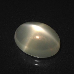 Pierre de lune étoilée crème naturelle coupe ovale, 4,30 ct, translucide