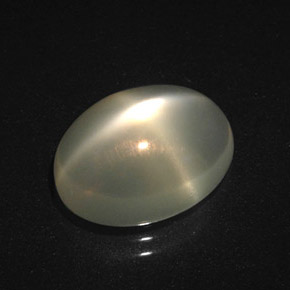 Pierre de lune étoilée crème naturelle coupe ovale, 4,30 ct, translucide