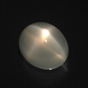 Pierre de lune étoilée crème naturelle coupe ovale, 4,07 ct, translucide