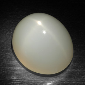 Pierre de lune étoilée crème naturelle coupe ovale, 22,97 ct, translucide