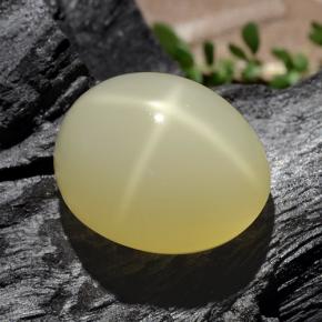 Pierre de lune étoilée crème naturelle coupe ovale, 17,55 ct, translucide