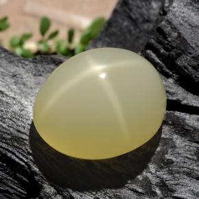 Pierre de lune étoilée crème naturelle coupe ovale, 17,55 ct, translucide