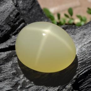 Pierre de lune étoilée crème naturelle coupe ovale, 17,55 ct, translucide