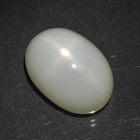 Pierre de lune étoilée crème naturelle coupe ovale, 11,08 ct, translucide