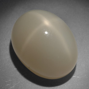Pierre de lune étoilée crème naturelle coupe ovale, 22,59 ct, opaque