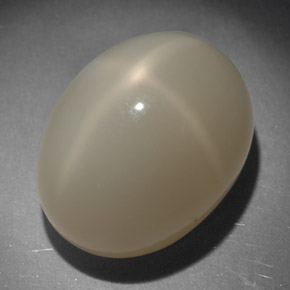 Pierre de lune étoilée crème naturelle coupe ovale, 22,59 ct, opaque