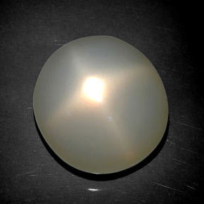 Pierre de lune étoilée crème naturelle coupe ovale, 19,72 ct, translucide