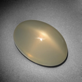 Pierre de lune étoilée crème naturelle coupe ovale, 10,15 ct, translucide