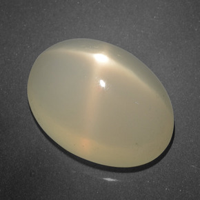 Pierre de lune étoilée crème naturelle coupe ovale, 15,60 ct, translucide