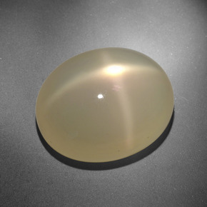 Pierre de lune étoilée crème naturelle coupe ovale, 20,88 ct, translucide