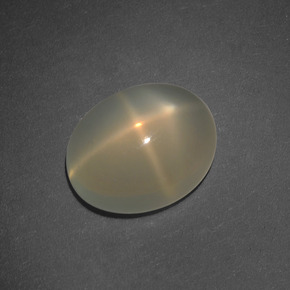 Pierre de lune étoilée crème naturelle coupe ovale, 4,88 ct, translucide