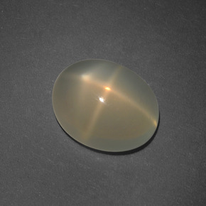 Pierre de lune étoilée crème naturelle coupe ovale, 4,88 ct, translucide