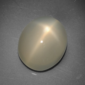 Pierre de lune étoilée crème naturelle coupe ovale, 5,90 ct, translucide