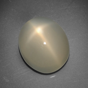 Pierre de lune étoilée crème naturelle coupe ovale, 5,90 ct, translucide