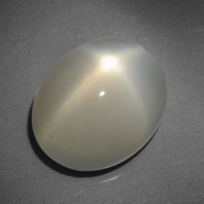 Pierre de lune étoilée crème naturelle coupe ovale, 6,58 ct, translucide