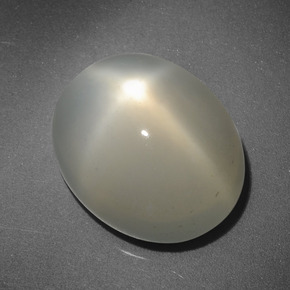 Pierre de lune étoilée crème naturelle coupe ovale, 6,58 ct, translucide