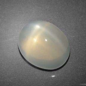 Pierre de lune étoilée crème naturelle coupe ovale, 4,02 ct, translucide
